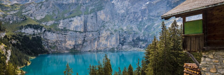 Lac de montagne entouré de sommets dans le Queyras.