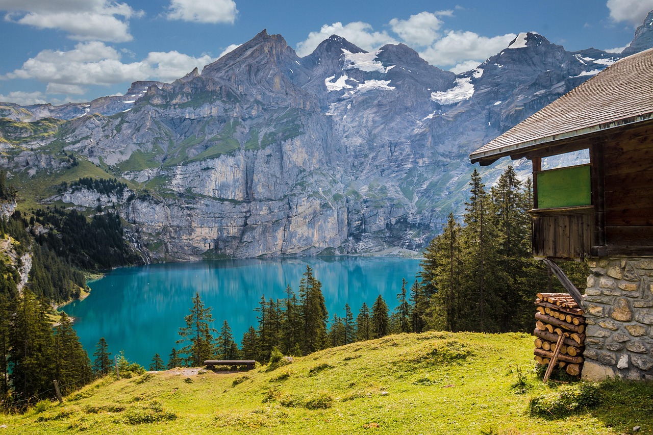 Lac de montagne entouré de sommets dans le Queyras.