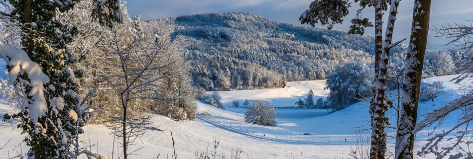 Vallée du Queyras recouverte de neige avec montagnes à l’horizon.