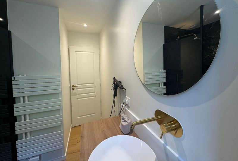 Appartement de la pensée à la Villa Belle Fleur salle de bain 1